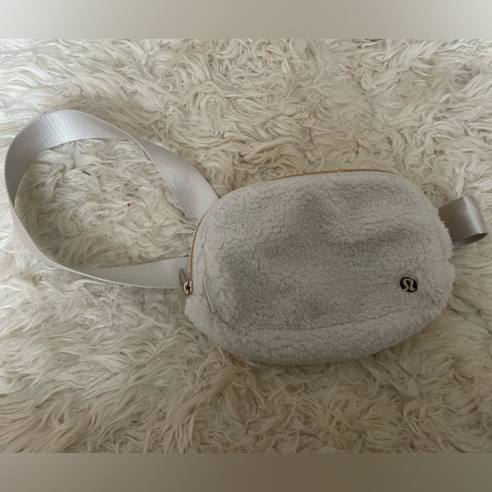 Fleece White Lululemon 1L Bag